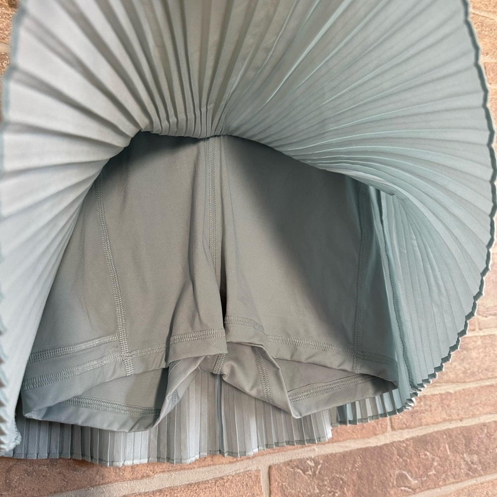 Gilly Hicks Active Pleated Skortie - Picture 5 of 9